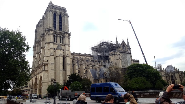 Katedrála Notre Dame dnes na první pohled vypadá téměř netknutě. Foto autor